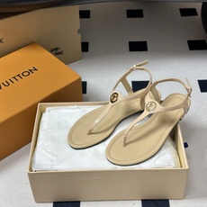 26ss夏季新配色 LOUIS VUITTON 路易威登 LV VIBE 夹趾人字拖鞋五金圆扣夹脚凉鞋本 26ss夏季新配色 LOUIS VUITTON 路易威登 LV VIBE 夹趾人字拖鞋五金圆扣夹脚凉鞋本