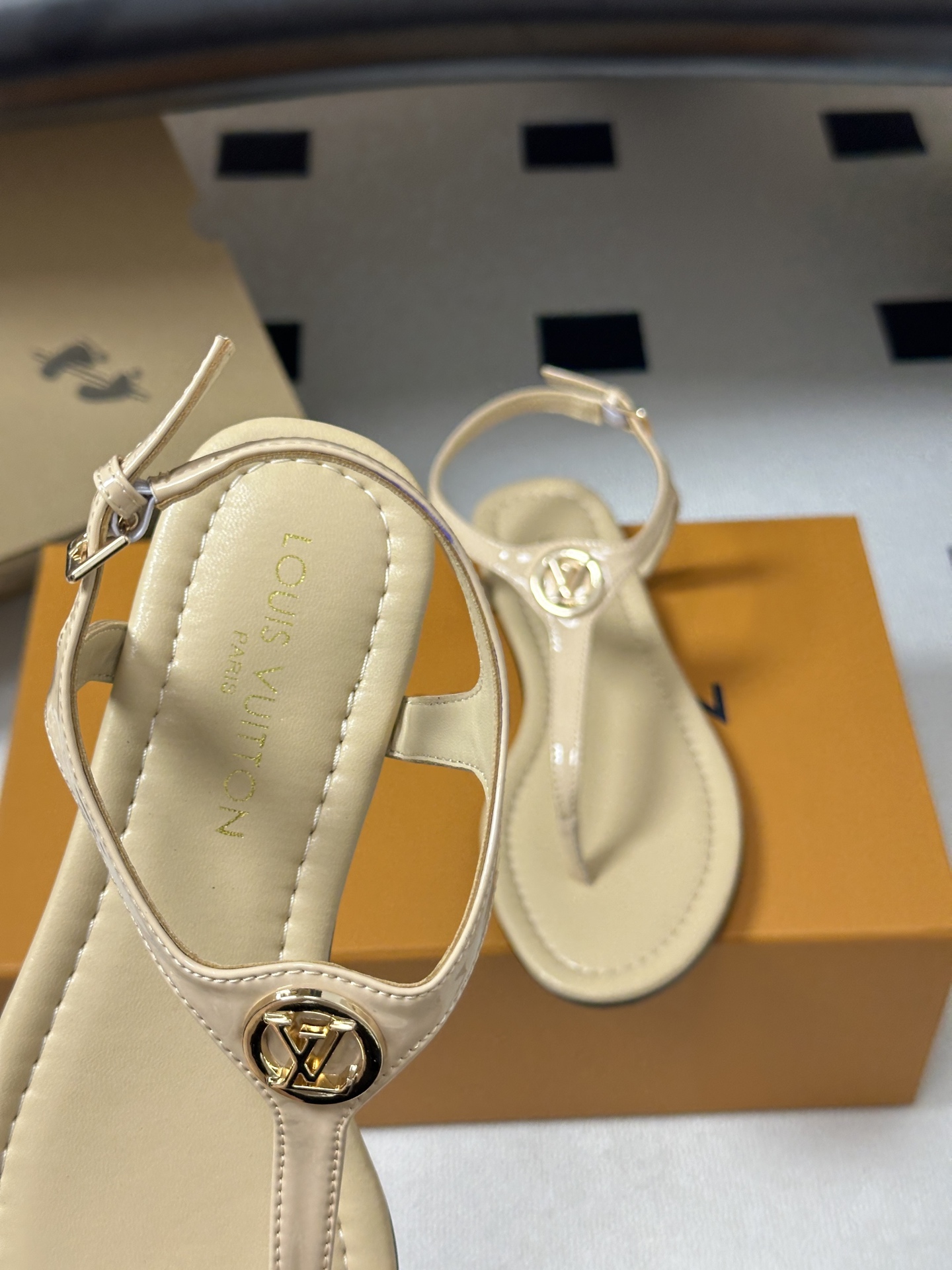 26ss夏季新配色 LOUIS VUITTON 路易威登 LV VIBE 夹趾人字拖鞋五金圆扣夹脚凉鞋本 26ss夏季新配色 LOUIS VUITTON 路易威登 LV VIBE 夹趾人字拖鞋五金圆扣夹脚凉鞋本