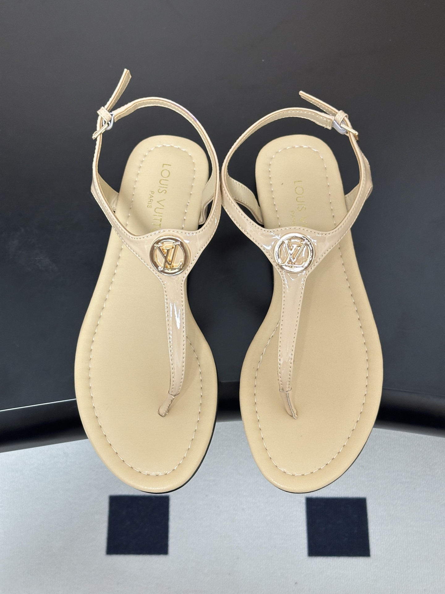 26ss夏季新配色 LOUIS VUITTON 路易威登 LV VIBE 夹趾人字拖鞋五金圆扣夹脚凉鞋本 26ss夏季新配色 LOUIS VUITTON 路易威登 LV VIBE 夹趾人字拖鞋五金圆扣夹脚凉鞋本