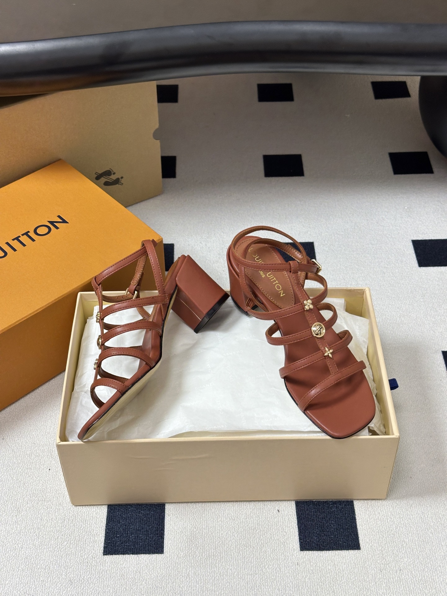 26ss夏季新款 LOUIS VUITTON 路易威登 LV GAIA凉鞋方头罗马五金扣粗跟凉鞋Gaia 26ss夏季新款 LOUIS VUITTON 路易威登 LV GAIA凉鞋方头罗马五金扣粗跟凉鞋Gaia