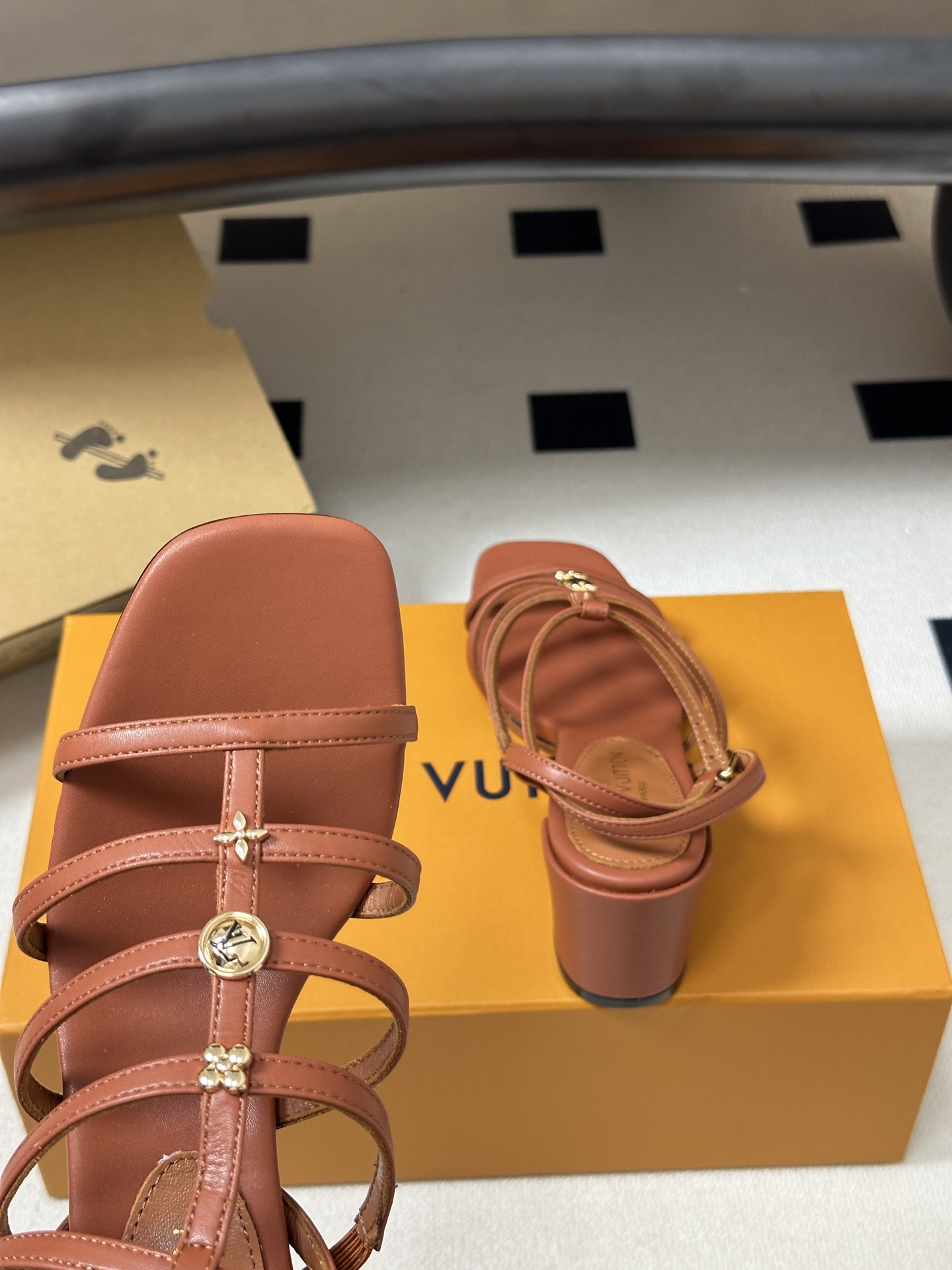 26ss夏季新款 LOUIS VUITTON 路易威登 LV GAIA凉鞋方头罗马五金扣粗跟凉鞋Gaia 26ss夏季新款 LOUIS VUITTON 路易威登 LV GAIA凉鞋方头罗马五金扣粗跟凉鞋Gaia