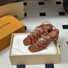 26ss夏季新款 LOUIS VUITTON 路易威登 LV GAIA凉鞋方头罗马五金扣粗跟凉鞋Gaia 26ss夏季新款 LOUIS VUITTON 路易威登 LV GAIA凉鞋方头罗马五金扣粗跟凉鞋Gaia