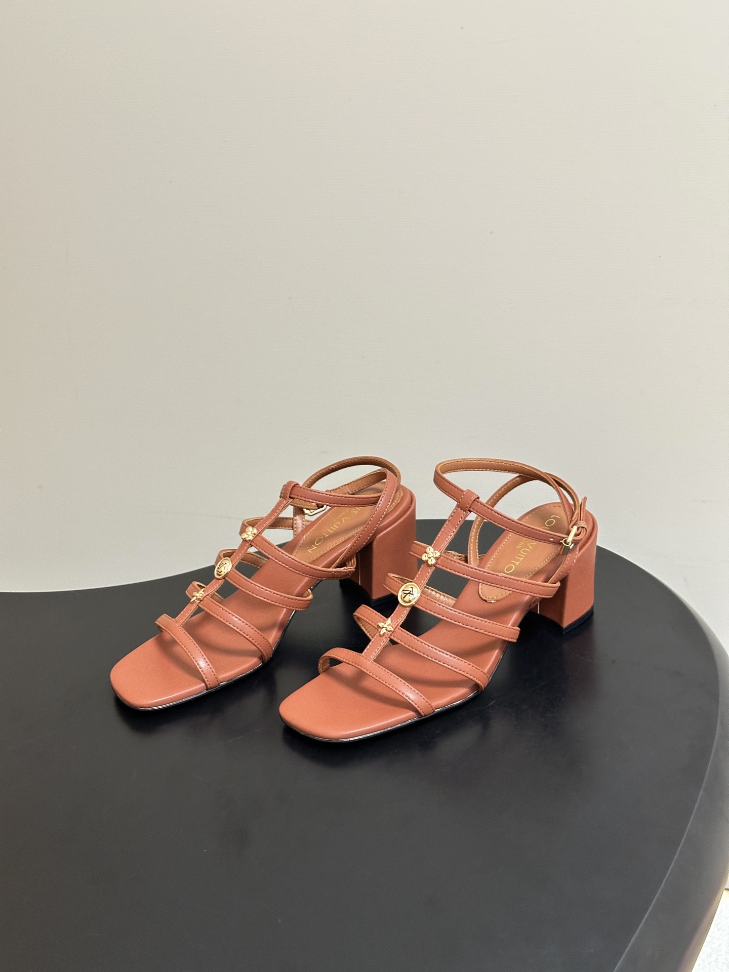 26ss夏季新款 LOUIS VUITTON 路易威登 LV GAIA凉鞋方头罗马五金扣粗跟凉鞋Gaia 26ss夏季新款 LOUIS VUITTON 路易威登 LV GAIA凉鞋方头罗马五金扣粗跟凉鞋Gaia