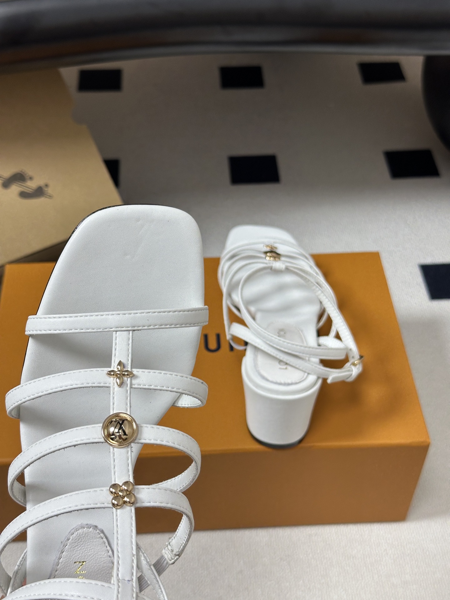26ss夏季新款 LOUIS VUITTON 路易威登 LV GAIA凉鞋方头罗马五金扣粗跟凉鞋Gaia 26ss夏季新款 LOUIS VUITTON 路易威登 LV GAIA凉鞋方头罗马五金扣粗跟凉鞋Gaia