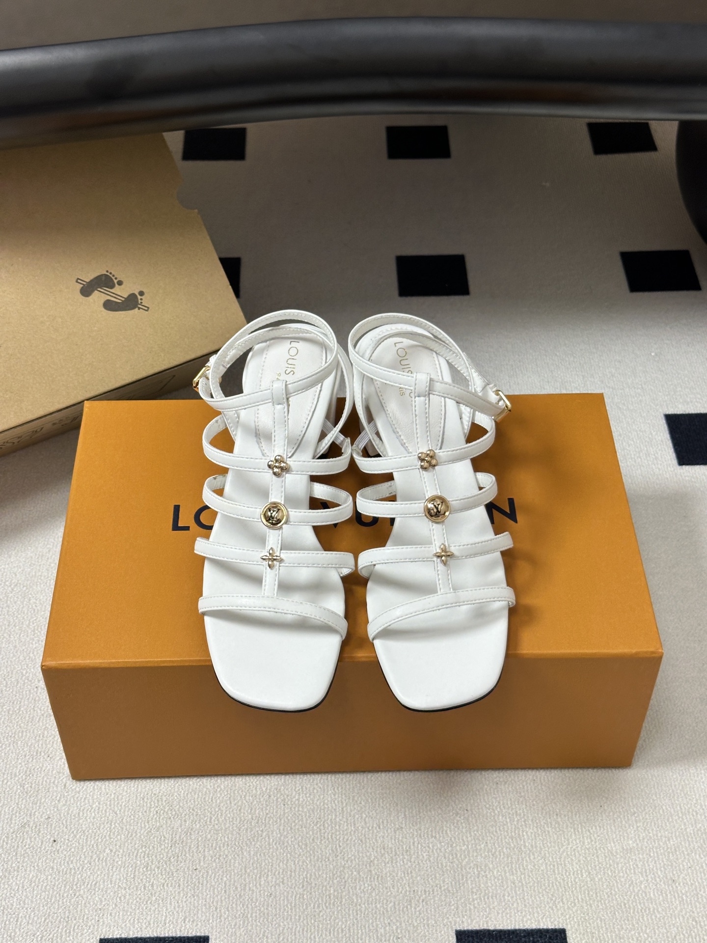 26ss夏季新款 LOUIS VUITTON 路易威登 LV GAIA凉鞋方头罗马五金扣粗跟凉鞋Gaia 26ss夏季新款 LOUIS VUITTON 路易威登 LV GAIA凉鞋方头罗马五金扣粗跟凉鞋Gaia