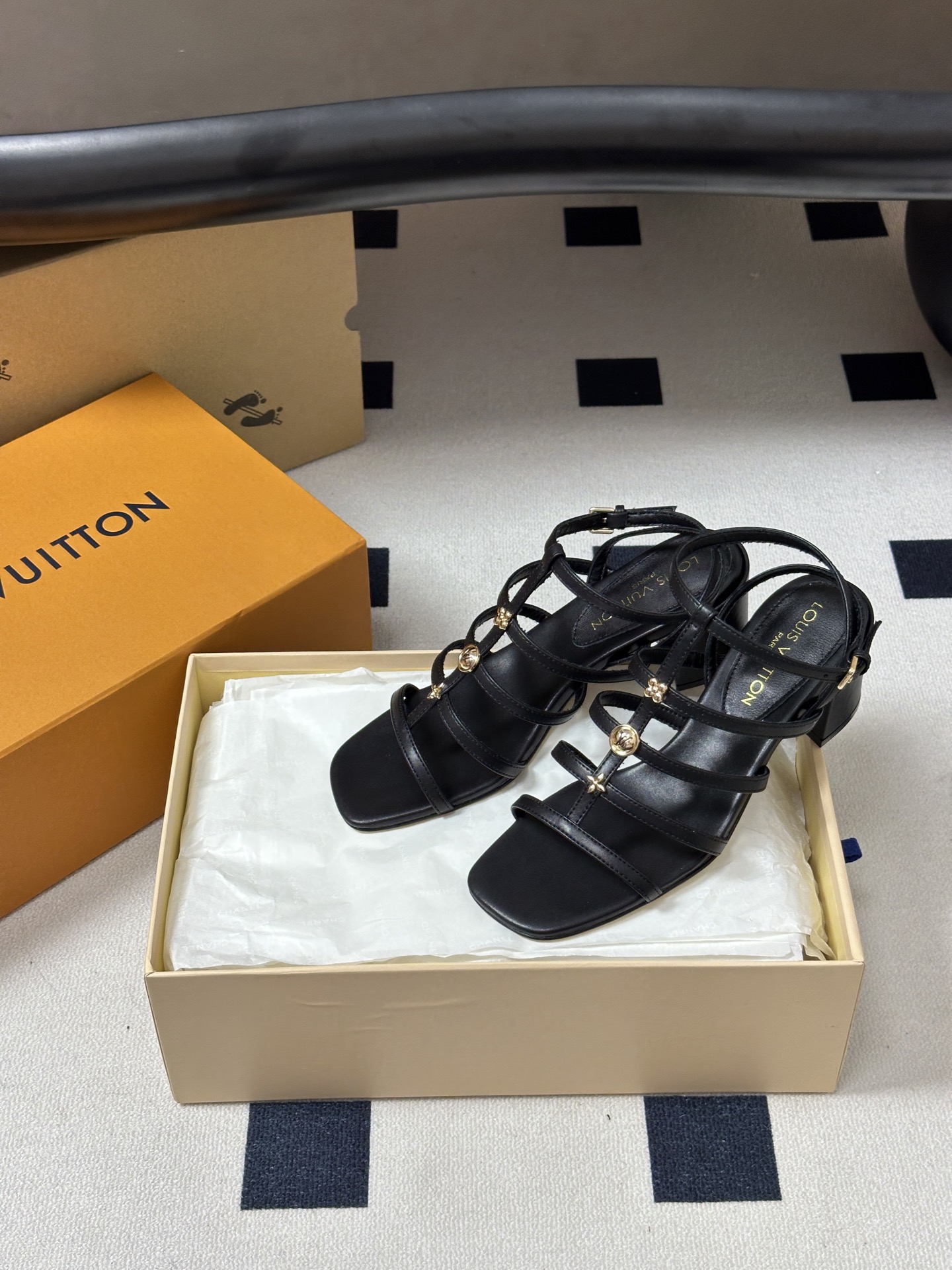 26ss夏季新款 LOUIS VUITTON 路易威登 LV GAIA凉鞋方头罗马五金扣粗跟凉鞋Gaia