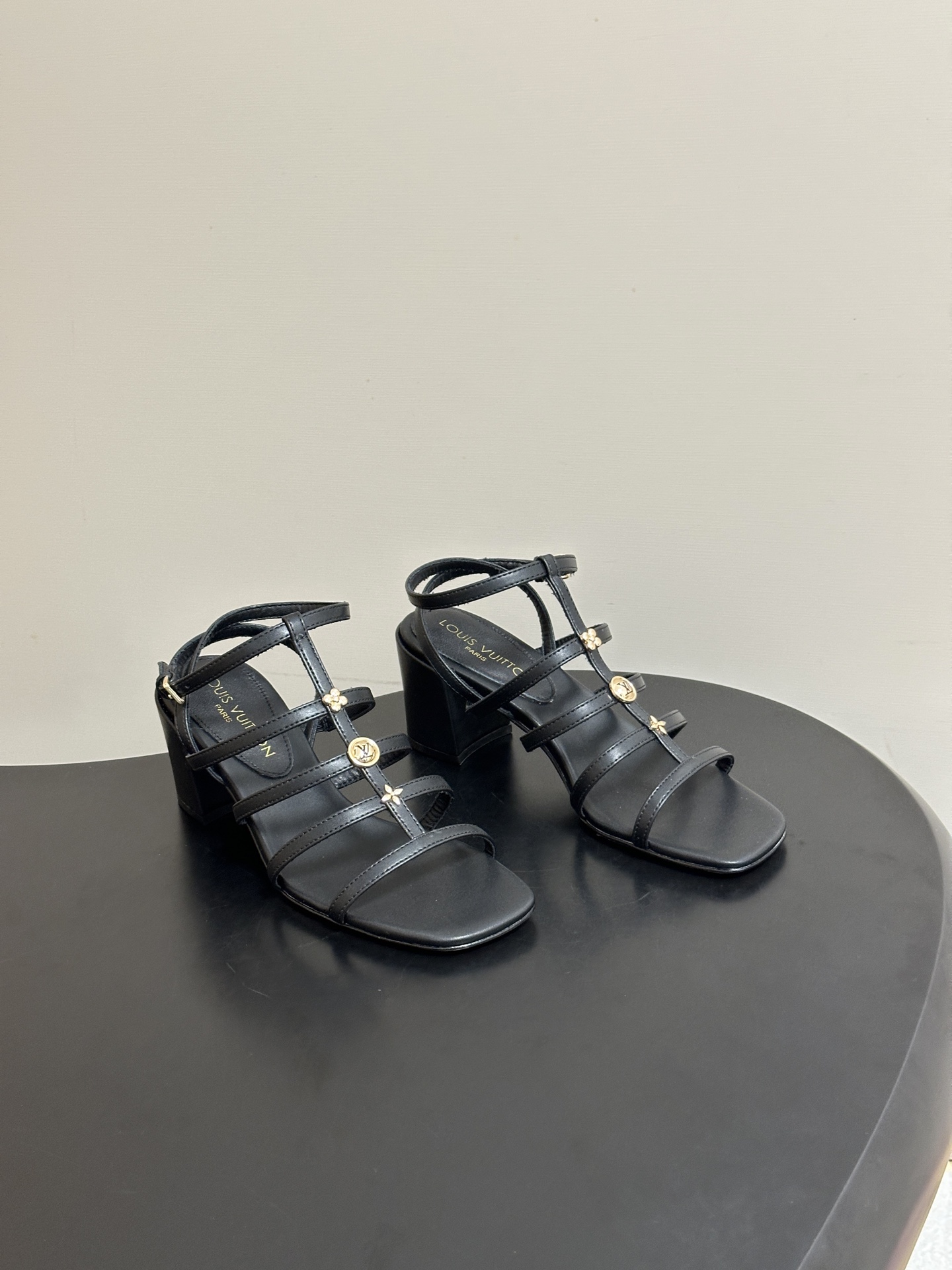 NO:875534,- 26ss new summer style LOUIS VUITTON Louis Vuitton LV GAIA sandals square toe Roman hardware buckle thick heel sandals Gaia sandals are made of soft leather with slim laces that complement the metal Monogram decoration. The ankle strap is fastened with elegant buckles, and the comfortable square heel covered with leather completes the elegant design. Cowhide upper, sheepskin lining, Italian genuine leather outsole, heel height 6cm  Size 35-39 (40.41 customized, non-refundable), high heels and sandals, louis vuitton, louis vuitton, louis vuitton, sandals, high heels, cowhide, sheepskin, Leather soles19860909- 26ss夏季新款 LOUIS VUITTON 路易威登 LV GAIA凉鞋方头罗马五金扣粗跟凉鞋 Gaia凉鞋以柔软 皮革裁出纤巧鞋带,与金属Monogram装饰相映成趣.考究搭扣束紧踝带,包覆皮革的舒适方跟完善雅致设计. 鞋面牛皮 内里垫脚羊皮 鞋底意大利真皮大底 跟高6cm 码数35-39（40.41定做不退换）,高跟鞋凉鞋,louis vuitton,louis vuitton,louis vuitton,sandals,high heels,cowhide,sheepskin,Leather soles,Women's Shoes