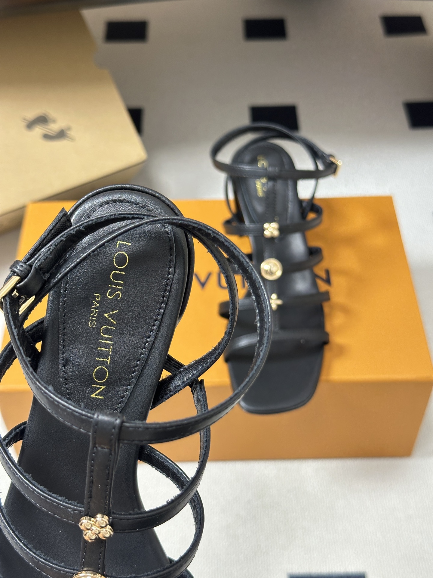 26ss夏季新款 LOUIS VUITTON 路易威登 LV GAIA凉鞋方头罗马五金扣粗跟凉鞋Gaia