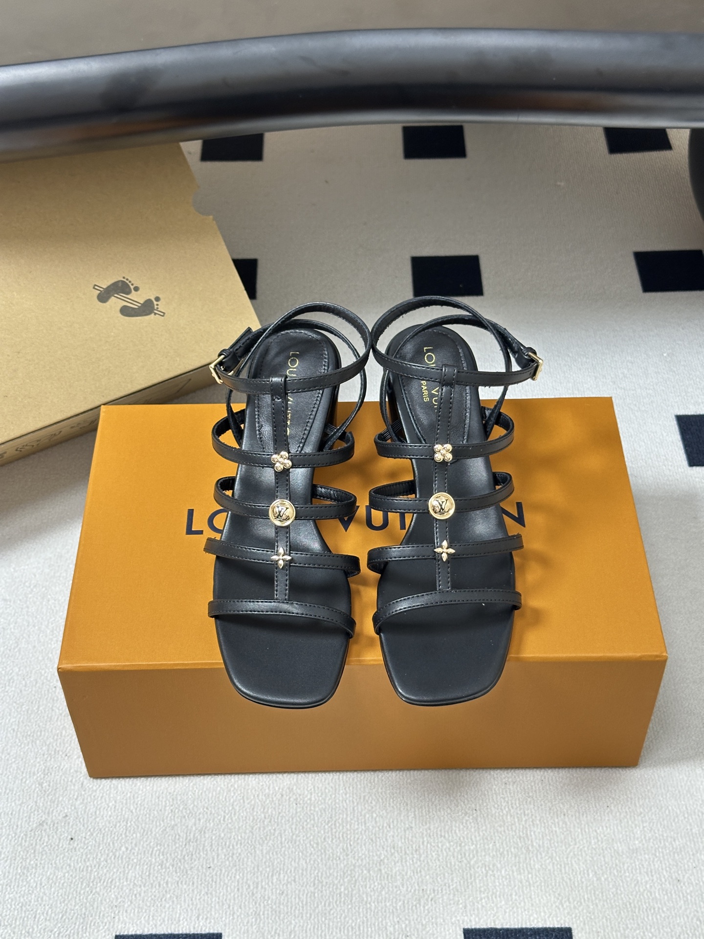 26ss夏季新款 LOUIS VUITTON 路易威登 LV GAIA凉鞋方头罗马五金扣粗跟凉鞋Gaia