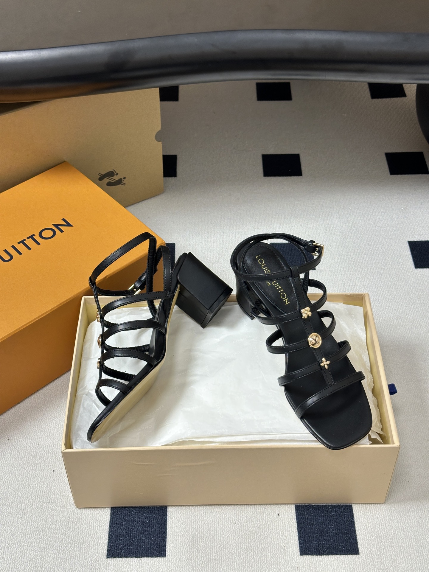 26ss夏季新款 LOUIS VUITTON 路易威登 LV GAIA凉鞋方头罗马五金扣粗跟凉鞋Gaia