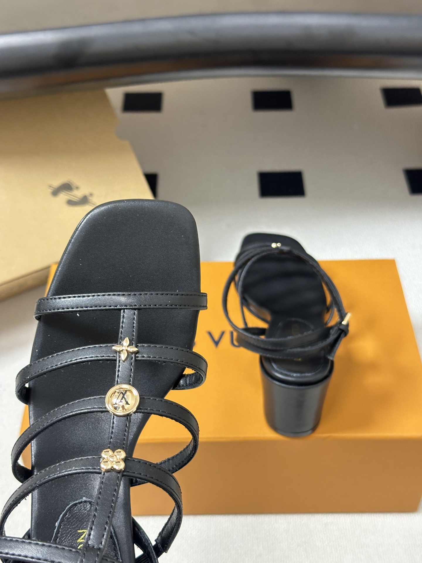 26ss夏季新款 LOUIS VUITTON 路易威登 LV GAIA凉鞋方头罗马五金扣粗跟凉鞋Gaia