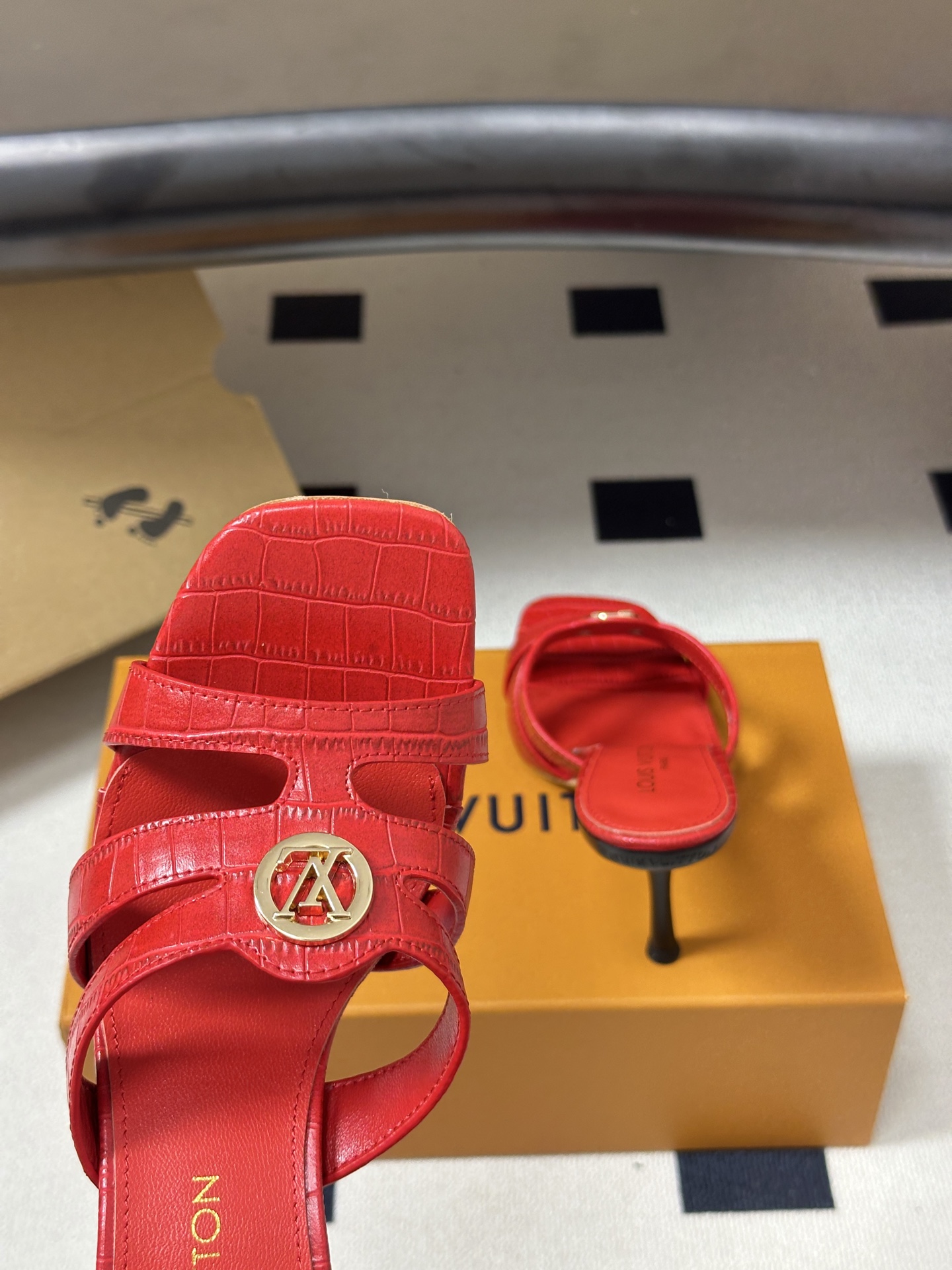 26Ss 夏季新款Louis vuiteeon LV 9AM凉拖经典字母五金扣高跟凉拖鞋方头露趾拖鞋LV 26Ss 夏季新款Louis vuiteeon LV 9AM凉拖经典字母五金扣高跟凉拖鞋方头露趾拖鞋LV