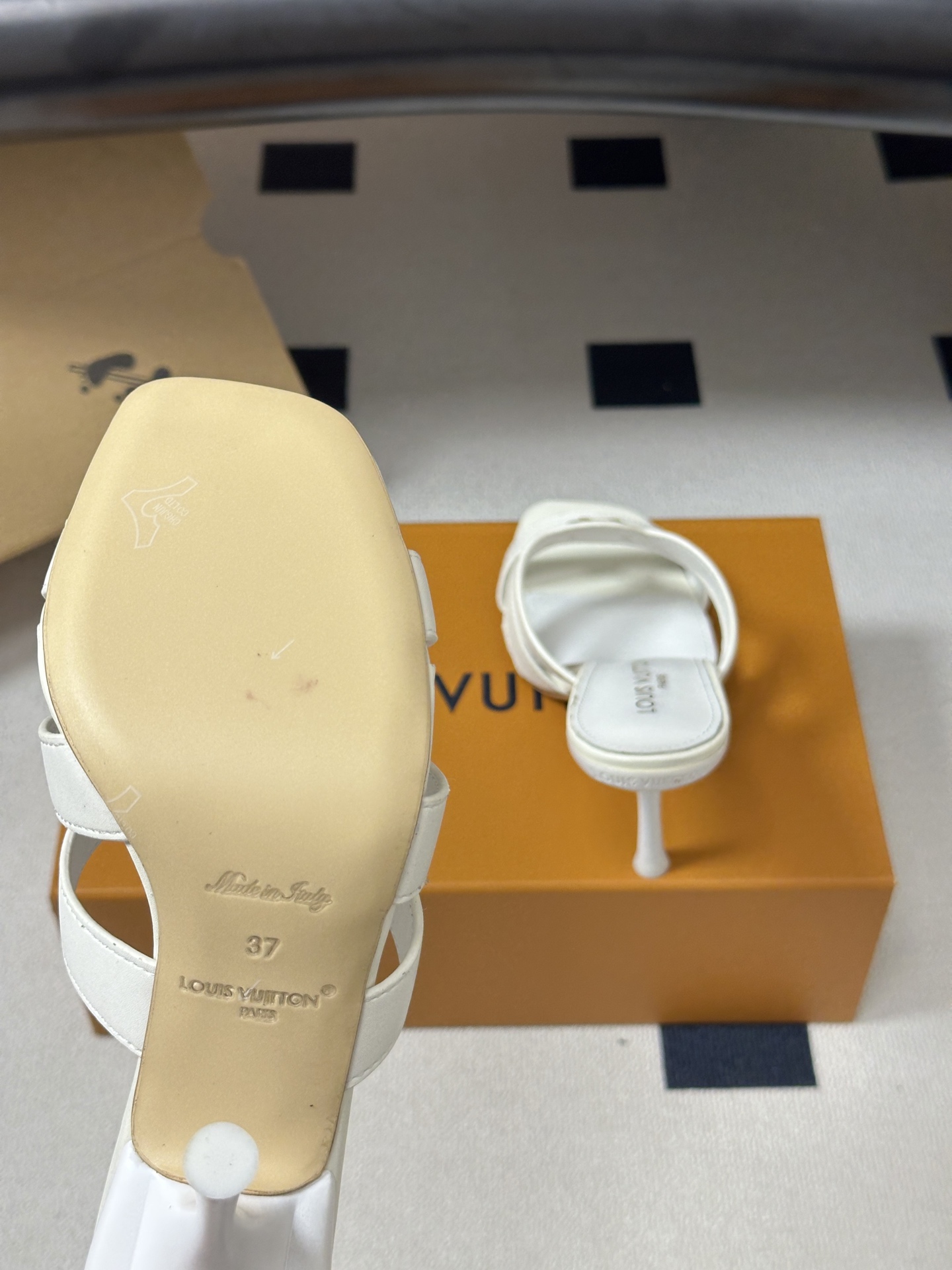 26Ss 夏季新款Louis vuiteeon LV 9AM凉拖经典字母五金扣高跟凉拖鞋方头露趾拖鞋LV 26Ss 夏季新款Louis vuiteeon LV 9AM凉拖经典字母五金扣高跟凉拖鞋方头露趾拖鞋LV