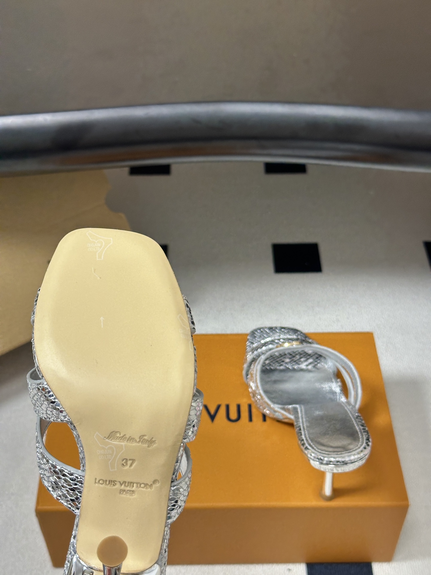 26Ss 夏季新款Louis vuiteeon LV 9AM凉拖经典字母五金扣高跟凉拖鞋方头露趾拖鞋LV 26Ss 夏季新款Louis vuiteeon LV 9AM凉拖经典字母五金扣高跟凉拖鞋方头露趾拖鞋LV