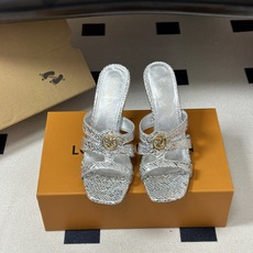 26Ss 夏季新款Louis vuiteeon LV 9AM凉拖经典字母五金扣高跟凉拖鞋方头露趾拖鞋LV 26Ss 夏季新款Louis vuiteeon LV 9AM凉拖经典字母五金扣高跟凉拖鞋方头露趾拖鞋LV