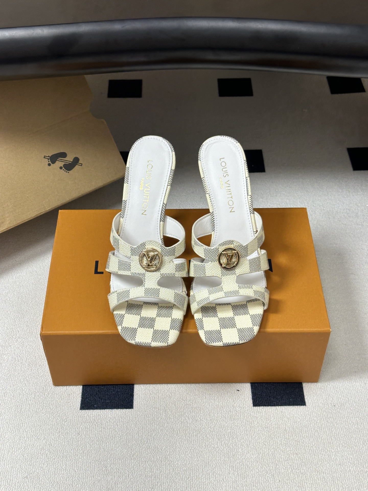 26Ss 夏季新款Louis vuiteeon LV 9AM凉拖经典字母五金扣高跟凉拖鞋方头露趾拖鞋LV