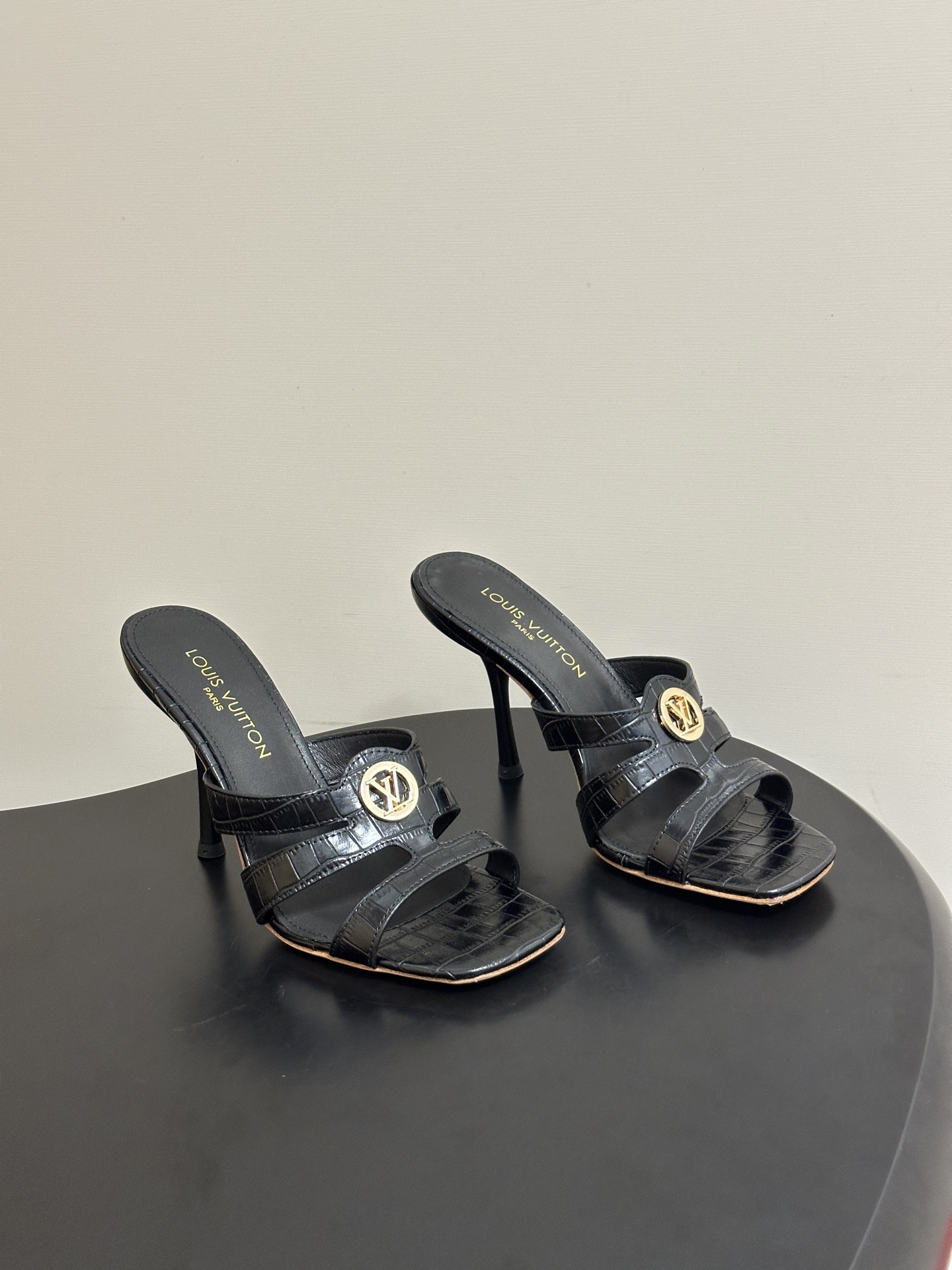 NO:875526,- 26Ss new summer style Louis vuiteeon LV 9AM sandals, classic letter hardware buckle, high-heeled sandals, square toe open-toe slippers. LV high-heeled sandals, high-quality leather + metal logo, simple and highly recognizable. Stiletto heels 10cm, elongating the leg lines, full of elegant temperament!  The open-toe design is super breathable in summer and can be easily used during commuting and parties. The sole is non-slip, comfortable and safe, and is both fashionable and practical. It is a popular item in LV's classic series and a must-have for fashionistas!  Upper cowhide, inner padding sheepskin, sole Italian leather outsole, heel height 10cm, size 35-39 (40.41 custom made, non-refundable), high heels and slippers, louis vuitton, louis vuitton, high heels, slippers, cowhide, sheepskin, Leather soles19860909- 26Ss 夏季新款Louis vuiteeon LV 9AM凉拖经典字母五金扣高跟凉拖鞋方头露趾拖鞋 LV高跟凉拖,优质皮革+金属Logo,简约又超有辨识度.细高跟10cm,拉长腿部线条,优雅气质满分！露趾设计,夏天穿超透气,通勤、派对都能轻松驾驭.鞋底防滑,舒适又安全,时尚与实用兼备,是LV经典系列热门单品,时髦精们必入！ 鞋面牛皮 内里垫脚羊皮 鞋底意大利真皮大底 跟高10cm 码数35-39（40.41定做不退换）,高跟鞋拖鞋,louis vuitton,louis vuitton,high heels,slippers,cowhide,sheepskin,Leather soles,Women's Shoes