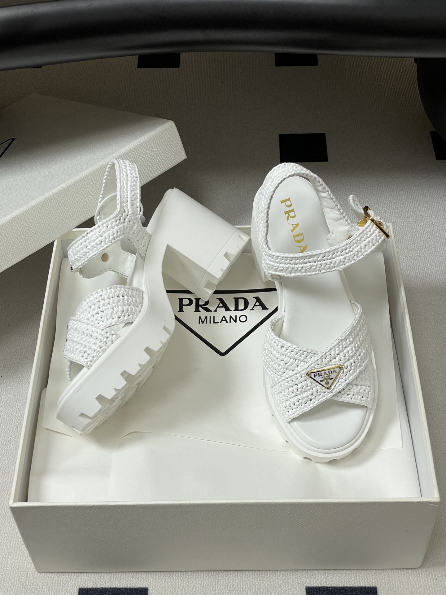 26Fw春夏新款Prada 普拉达 经典三角标钩针编织交叉带凉鞋防水台粗高跟编织凉鞋标志性的钩针编织笼式 26Fw春夏新款Prada 普拉达 经典三角标钩针编织交叉带凉鞋防水台粗高跟编织凉鞋标志性的钩针编织笼式