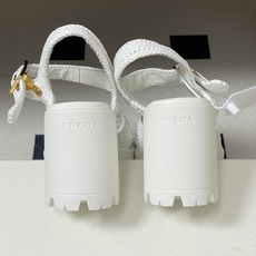 26Fw春夏新款Prada 普拉达 经典三角标钩针编织交叉带凉鞋防水台粗高跟编织凉鞋标志性的钩针编织笼式 26Fw春夏新款Prada 普拉达 经典三角标钩针编织交叉带凉鞋防水台粗高跟编织凉鞋标志性的钩针编织笼式