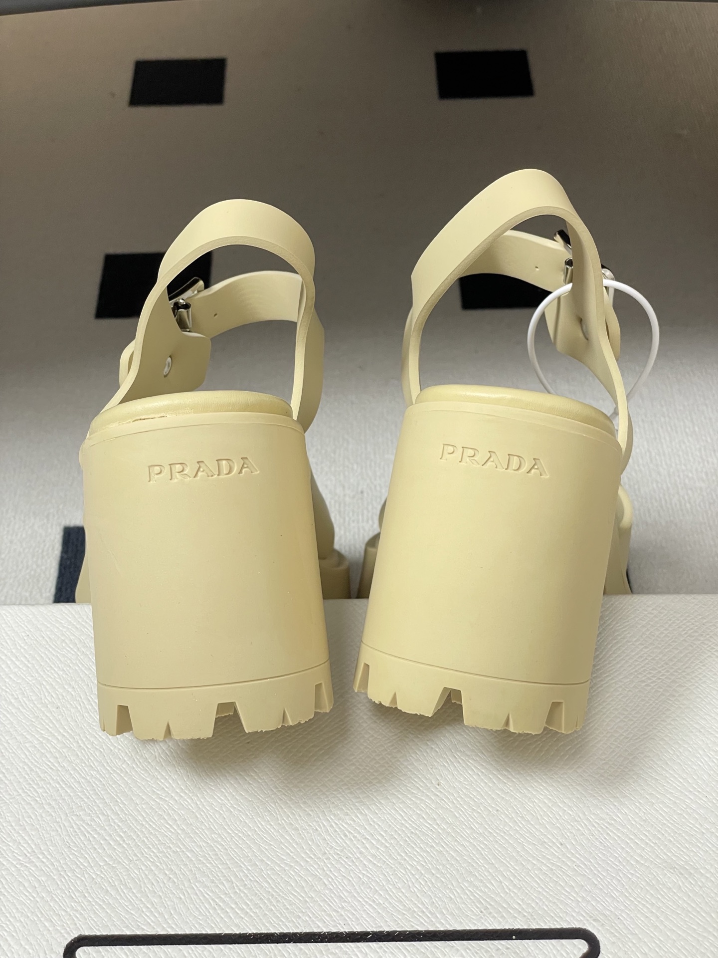 26Fw春夏新款Prada 普拉达 经典三角标Monolith厚底交叉带凉鞋防水台橡胶罗马沙滩凉鞋粗高跟