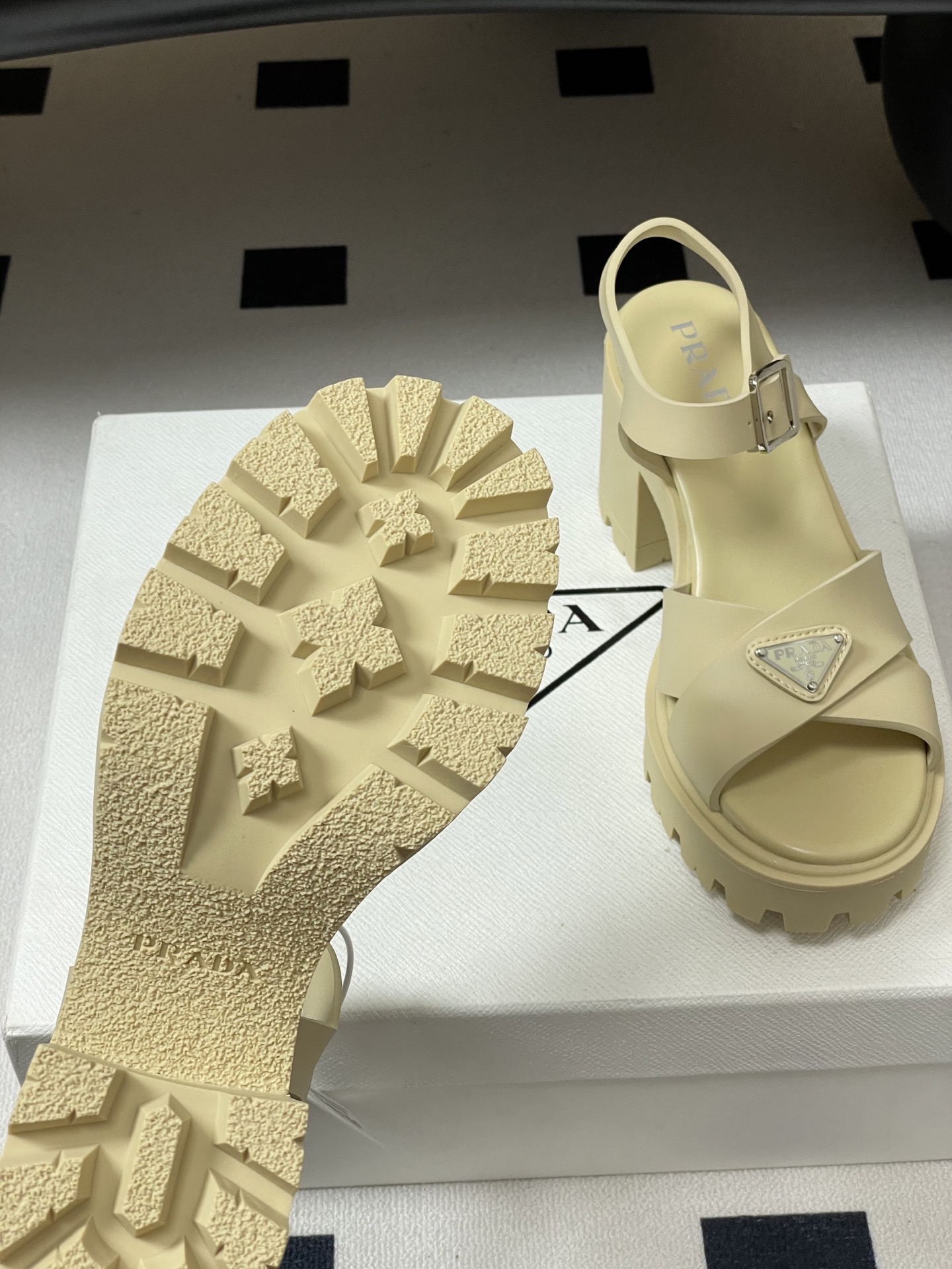 26Fw春夏新款Prada 普拉达 经典三角标Monolith厚底交叉带凉鞋防水台橡胶罗马沙滩凉鞋粗高跟