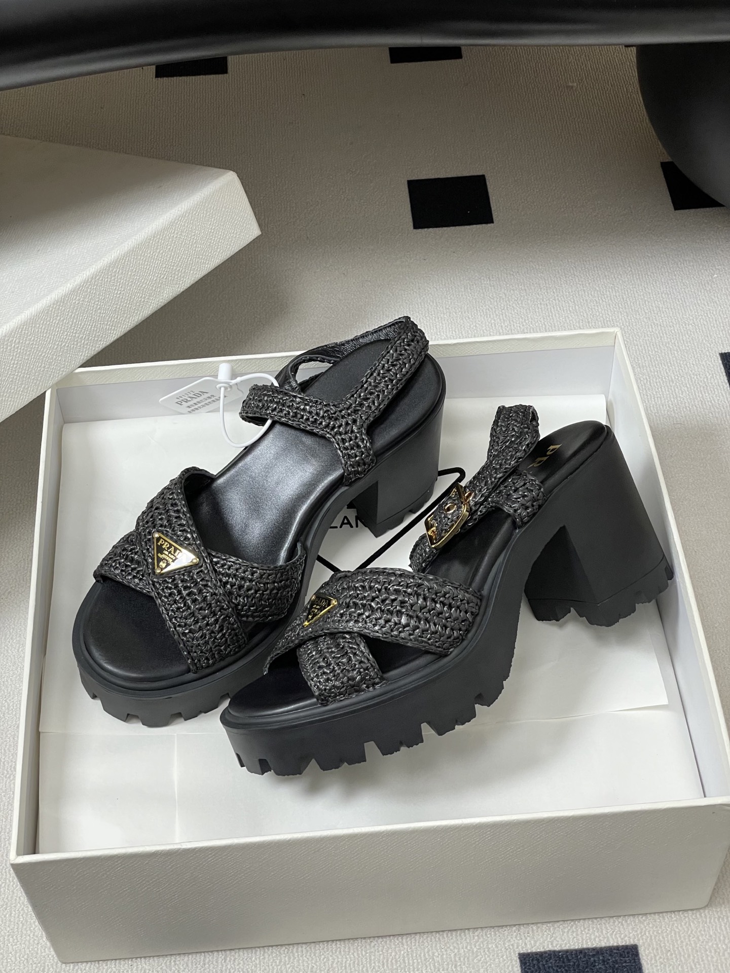 26Fw春夏新款Prada 普拉达 经典三角标钩针编织交叉带凉鞋防水台粗高跟编织凉鞋标志性的钩针编织笼式