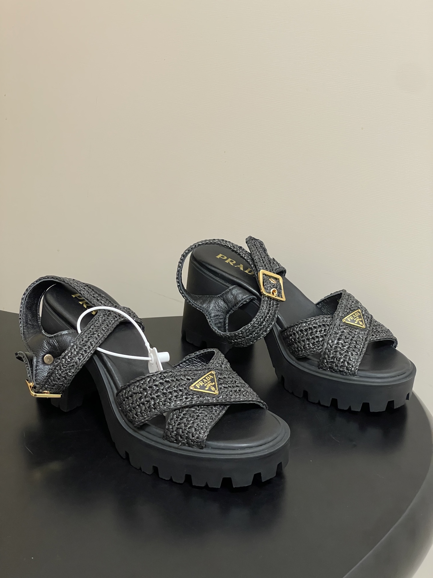NO:875496,- 26Fw spring and summer new Prada classic triangle logo crochet cross strap sandals waterproof platform thick high heel woven sandals. The iconic crochet cage style is reinterpreted in summer. Exquisite crochet and exquisite craftsmanship meet in the dynamic Oversize shoe shape. Distinctive details such as the metal triangle logo reflect the spirit of innovation and long heritage. The upper is hand-crocheted, the lining is sheepskin, and the sole is molded TPU infused outsole.  Heel height 9cm, size 35-39 (40.41 custom made, non-refundable), sandals, prada, prada, versace, sandals, sheepskin19860909- 26Fw春夏新款Prada 普拉达 经典三角标钩针编织交叉带凉鞋防水台粗高跟编织凉鞋 标志性的钩针编织笼式风格于夏日焕新演绎.考究钩针编织与精湛匠心工艺邂逅于动感的Oversize鞋型.金属三角形徽标等鲜明细节折射创新精神与悠久传承. 鞋面手工钩针编织 内里垫脚羊皮 鞋底开模TPU灌注大底 跟高9cm 码数35-39（40.41定做不退换）,凉鞋,prada,prada,versace,sandals,sheepskin,Women's Shoes