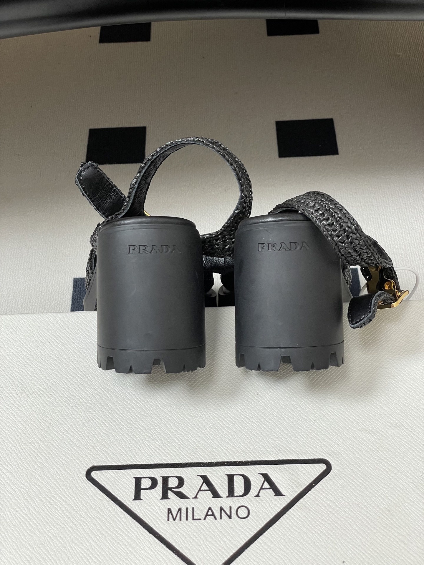 26Fw春夏新款Prada 普拉达 经典三角标钩针编织交叉带凉鞋防水台粗高跟编织凉鞋标志性的钩针编织笼式