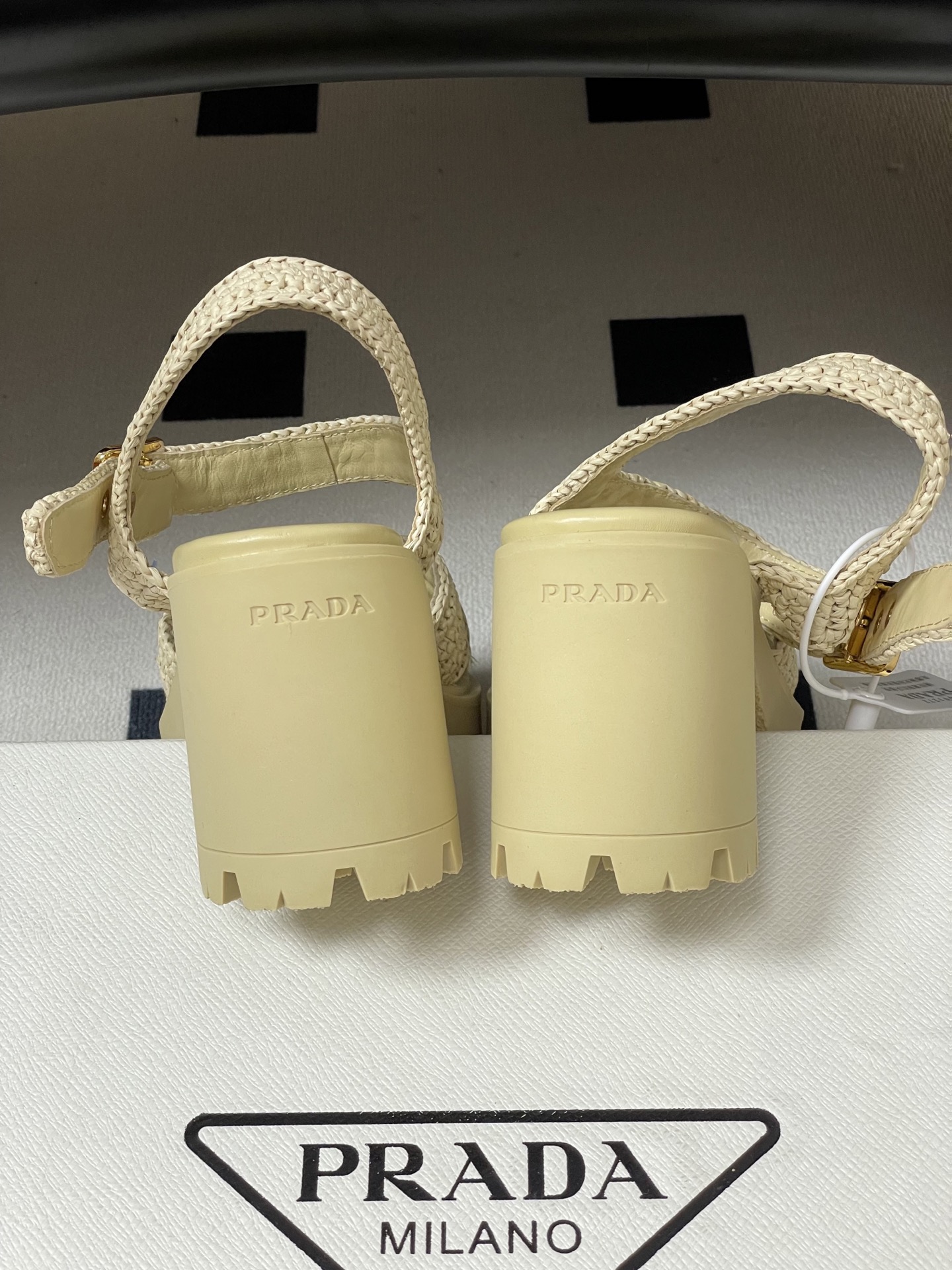 26Fw春夏新款Prada 普拉达 经典三角标钩针编织交叉带凉鞋防水台粗高跟编织凉鞋标志性的钩针编织笼式 26Fw春夏新款Prada 普拉达 经典三角标钩针编织交叉带凉鞋防水台粗高跟编织凉鞋标志性的钩针编织笼式