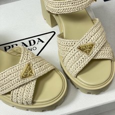 26Fw春夏新款Prada 普拉达 经典三角标钩针编织交叉带凉鞋防水台粗高跟编织凉鞋标志性的钩针编织笼式 26Fw春夏新款Prada 普拉达 经典三角标钩针编织交叉带凉鞋防水台粗高跟编织凉鞋标志性的钩针编织笼式