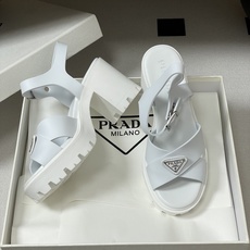 26Fw春夏新款Prada 普拉达 经典三角标Monolith厚底交叉带凉鞋防水台橡胶罗马沙滩凉鞋粗高跟 26Fw春夏新款Prada 普拉达 经典三角标Monolith厚底交叉带凉鞋防水台橡胶罗马沙滩凉鞋粗高跟
