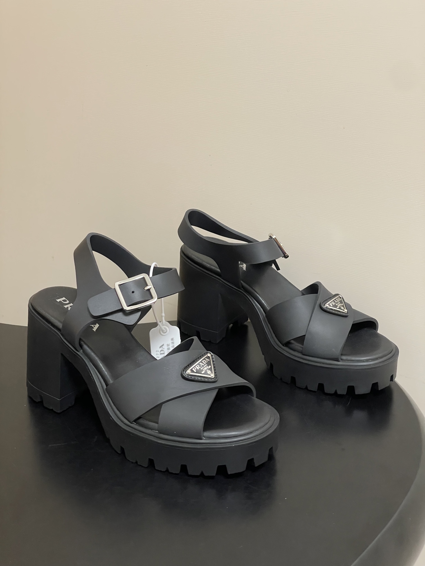 NO:875502,- 26Fw spring and summer new Prada Prada classic triangle logo Monolith thick-soled cross-strap sandals waterproof platform rubber Roman beach sandals thick high-heeled platform sandals This sandal uses a novel and modern design method to reinterpret the beach sandals with retro charm. Enduring, with the iconic Monolith sole, combined with volumetric shape and light rubber, vividly expresses Prada  The core of duality. Integrating a variety of style elements, the unique enamel-coated triangular metal logo enhances the style. Original foam cut upper. Heel height 9cm. Size 35-39 (40.41 custom-made, non-refundable). Sandals, prada, prada, sandals19860909- 26Fw春夏新款Prada 普拉达 经典三角标Monolith厚底交叉带凉鞋防水台橡胶罗马沙滩凉鞋粗高跟松糕凉鞋 这款凉鞋以新颖而现代的设计方式,重新演绎了具有复古魅力的沙滩凉鞋.经久不衰,搭配标志性的Monolith鞋底,结合量感造型与轻便橡胶,生动表现出Prada 的二元性内核.融合多种风格元素,别具一格的涂珐琅三角形金属徽标提升格调. 鞋面原版发泡裁切鞋面 跟高9cm 码数35-39（40.41 定做不退换）,凉鞋,prada,prada,sandals,Women's Shoes