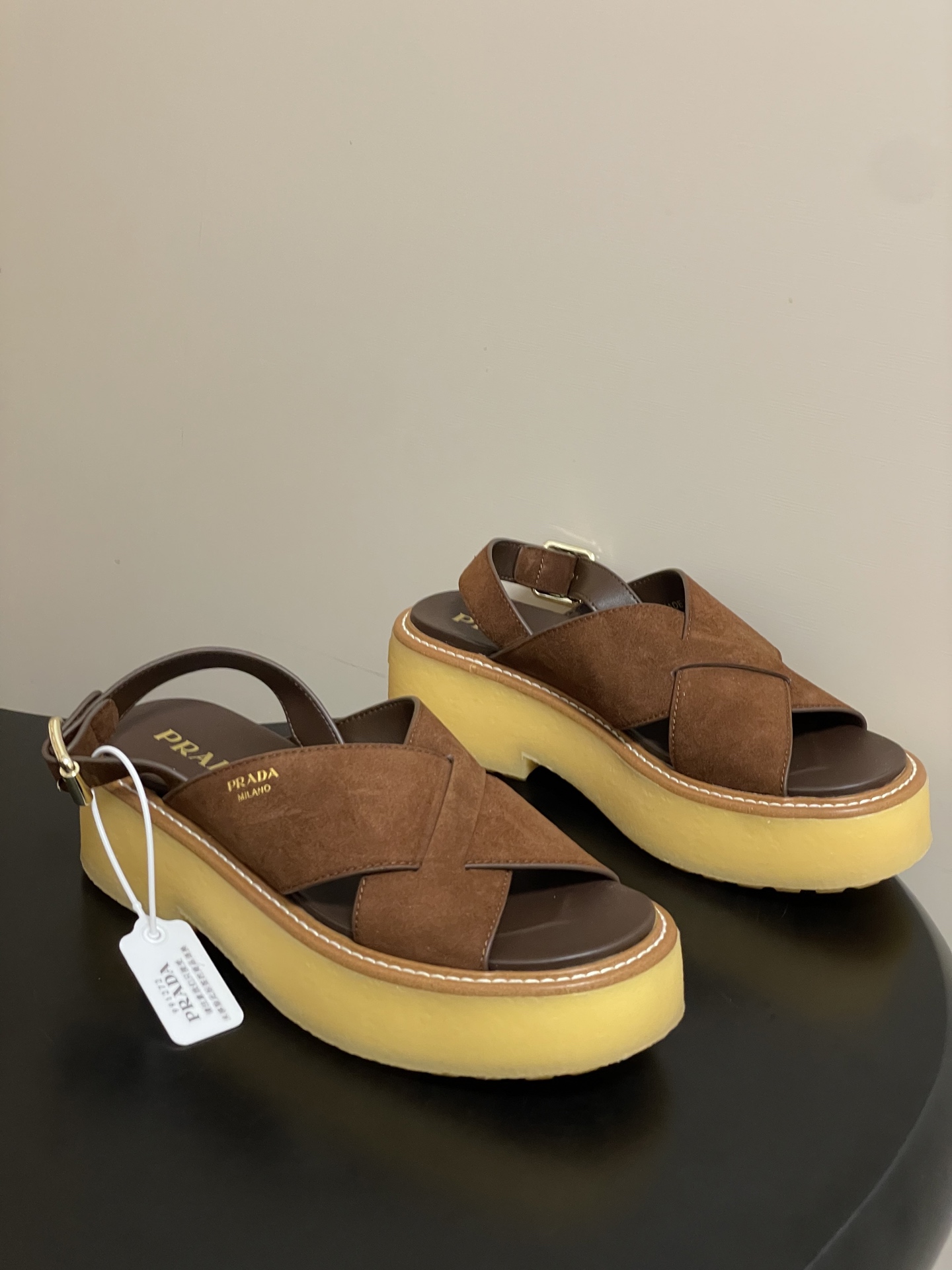 NO:875509,- 26Fw spring and summer new Prada Prada Roman fisherman sandals platform thick-soled cross-strap sandals Maillard color casual sandals  This sandal adopts a mixed design, integrating classic style and sports elements, highlighting its exquisite craftsmanship and innovative heritage. The thick sole is added with a welt for a more modern and unique texture, and is embellished with a delicate letter logo. The upper is embellished with ribbons and a metal buckle with an engraved logo. A screen-printed logo, and an integrated sole with a concave and convex pattern. The height is 55 mm, decorated with logo, and double welts with a zigzag effect!  The retro, fashionable and avant-garde gear-toothed thick-soled soles and rubber uppers make the entire pair of shoes light and comfortable. The bright colors provide a variety of choices for fashionable people with different styles!  The iconic logo print is paired with the shape of ancient beach sandals, and every design element is fashionable!  Make the whole pair of shoes light and comfortable, and the bright colors provide a variety of choices for fashionable people with different styles!  Upper cow suede, inner padding sheepskin, sole leather welt/original molded rubber outsole, heel height 5.5cm, size 35-39 (40.41 custom made, non-returnable), sandals, prada, prada, sandals, espadrilles, sheepskin19860909- 26Fw春夏新款Prada普拉达罗马渔夫凉鞋松糕厚底交叉带凉鞋美拉德色系休闲凉鞋 这款凉鞋采用混搭设计,集经典风尚与运动元素于一体,彰显精湛工艺与创新底蕴.厚实鞋底加入沿条,更显现代别致质感,点缀精致字母徽标.鞋面点缀饰带与雕刻徽标金属搭扣.丝网印花徽标,凹凸纹一体式鞋底.高度55毫米,饰有徽标,锯齿效果双沿条！ 复古时髦前卫的轮齿厚底鞋底搭配橡胶鞋面让整双鞋轻便舒适 鲜艳色彩 满足不同风格时髦人士的多种选择！标志性logo印花搭配古沙滩凉鞋造型,每一个设计元素都踩在时髦点上！ 让整双鞋轻便舒适 鲜艳色彩 满足不同风格时髦人士的多种选择！ 鞋面牛反绒 内里垫脚羊皮 鞋底真皮沿条/原版开模橡胶大底 跟高5.5cm 码数35-39（40.41定做不退换）,凉鞋,prada,prada,sandals,espadrilles,sheepskin,Women's Shoes