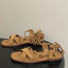 26ss夏季新款 MiuMiu 缪缪仙女简约风平底凉鞋复古麂皮绒面罗马绑带凉鞋舒适又好穿,上脚显白 怎么 26ss夏季新款 MiuMiu 缪缪仙女简约风平底凉鞋复古麂皮绒面罗马绑带凉鞋舒适又好穿,上脚显白 怎么