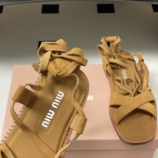 26ss夏季新款 MiuMiu 缪缪仙女简约风平底凉鞋复古麂皮绒面罗马绑带凉鞋舒适又好穿,上脚显白 怎么 26ss夏季新款 MiuMiu 缪缪仙女简约风平底凉鞋复古麂皮绒面罗马绑带凉鞋舒适又好穿,上脚显白 怎么