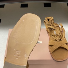 26ss夏季新款 MiuMiu 缪缪仙女简约风平底凉鞋复古麂皮绒面罗马绑带凉鞋舒适又好穿,上脚显白 怎么 26ss夏季新款 MiuMiu 缪缪仙女简约风平底凉鞋复古麂皮绒面罗马绑带凉鞋舒适又好穿,上脚显白 怎么
