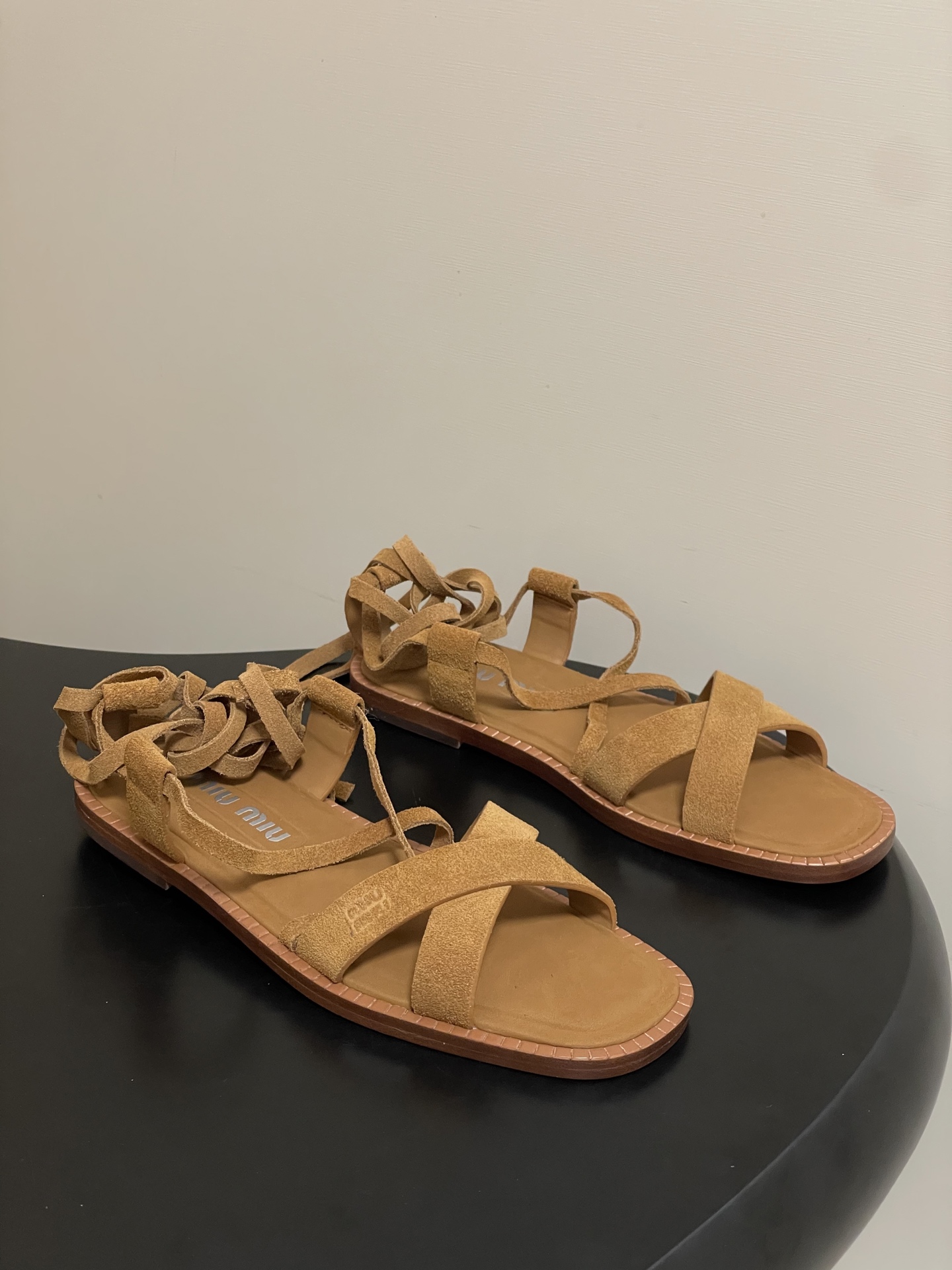 26ss夏季新款 MiuMiu 缪缪仙女简约风平底凉鞋复古麂皮绒面罗马绑带凉鞋舒适又好穿，上脚显白 怎么