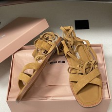 26ss夏季新款 MiuMiu 缪缪仙女简约风平底凉鞋复古麂皮绒面罗马绑带凉鞋舒适又好穿,上脚显白 怎么 26ss夏季新款 MiuMiu 缪缪仙女简约风平底凉鞋复古麂皮绒面罗马绑带凉鞋舒适又好穿,上脚显白 怎么