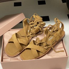 26ss夏季新款 MiuMiu 缪缪仙女简约风平底凉鞋复古麂皮绒面罗马绑带凉鞋舒适又好穿,上脚显白 怎么 26ss夏季新款 MiuMiu 缪缪仙女简约风平底凉鞋复古麂皮绒面罗马绑带凉鞋舒适又好穿,上脚显白 怎么