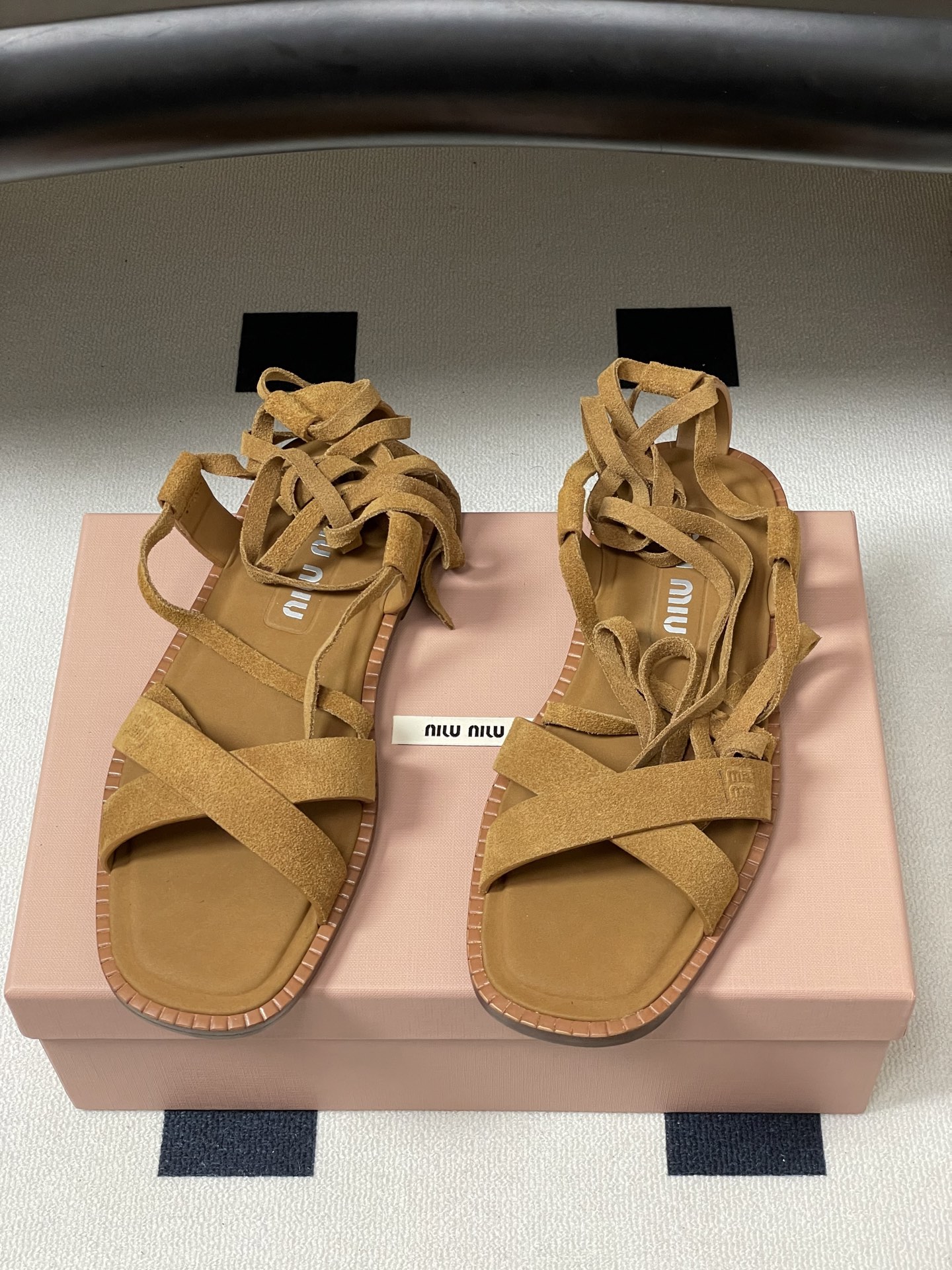 26ss夏季新款 MiuMiu 缪缪仙女简约风平底凉鞋复古麂皮绒面罗马绑带凉鞋舒适又好穿,上脚显白 怎么 26ss夏季新款 MiuMiu 缪缪仙女简约风平底凉鞋复古麂皮绒面罗马绑带凉鞋舒适又好穿,上脚显白 怎么