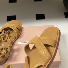 26ss夏季新款 MiuMiu 缪缪仙女简约风平底凉鞋复古麂皮绒面罗马绑带凉鞋舒适又好穿,上脚显白 怎么 26ss夏季新款 MiuMiu 缪缪仙女简约风平底凉鞋复古麂皮绒面罗马绑带凉鞋舒适又好穿,上脚显白 怎么