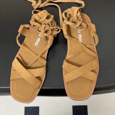 26ss夏季新款 MiuMiu 缪缪仙女简约风平底凉鞋复古麂皮绒面罗马绑带凉鞋舒适又好穿,上脚显白 怎么 26ss夏季新款 MiuMiu 缪缪仙女简约风平底凉鞋复古麂皮绒面罗马绑带凉鞋舒适又好穿,上脚显白 怎么