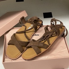 26ss夏季新款 MiuMiu 缪缪仙女简约风平底凉鞋复古麂皮绒面罗马绑带凉鞋舒适又好穿,上脚显白 怎么 26ss夏季新款 MiuMiu 缪缪仙女简约风平底凉鞋复古麂皮绒面罗马绑带凉鞋舒适又好穿,上脚显白 怎么
