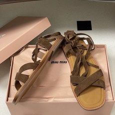 26ss夏季新款 MiuMiu 缪缪仙女简约风平底凉鞋复古麂皮绒面罗马绑带凉鞋舒适又好穿,上脚显白 怎么 26ss夏季新款 MiuMiu 缪缪仙女简约风平底凉鞋复古麂皮绒面罗马绑带凉鞋舒适又好穿,上脚显白 怎么