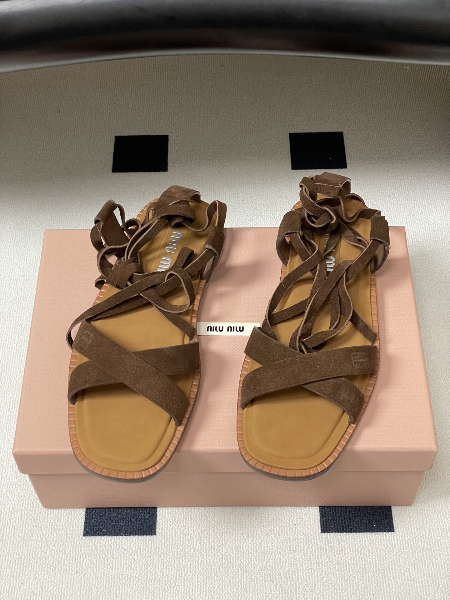 26ss夏季新款 MiuMiu 缪缪仙女简约风平底凉鞋复古麂皮绒面罗马绑带凉鞋舒适又好穿,上脚显白 怎么 26ss夏季新款 MiuMiu 缪缪仙女简约风平底凉鞋复古麂皮绒面罗马绑带凉鞋舒适又好穿,上脚显白 怎么