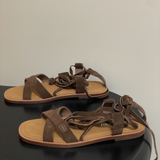 26ss夏季新款 MiuMiu 缪缪仙女简约风平底凉鞋复古麂皮绒面罗马绑带凉鞋舒适又好穿,上脚显白 怎么 26ss夏季新款 MiuMiu 缪缪仙女简约风平底凉鞋复古麂皮绒面罗马绑带凉鞋舒适又好穿,上脚显白 怎么