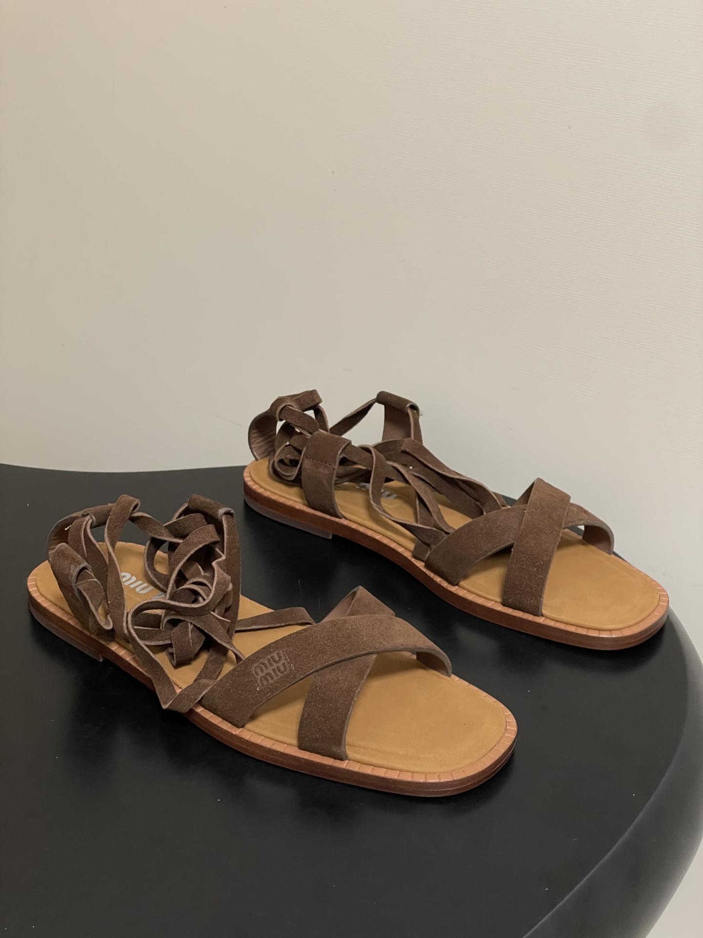 NO:875517,- 26ss new summer model MiuMiu Fairy Miu Miu simple style flat sandals, retro suede suede Roman strap sandals, comfortable and easy to wear, whitening on the feet. They look good no matter how you wear them. They are the favorite of fashionistas this summer~ The most popular flat sandals in the world, appearing on the covers of major fashion magazines, worn by celebrities and Xiaohongshu bloggers~ The best choice to match with long skirts and hot pants, you will not regret it if you close your eyes. The upper is cow suede  Calf leather lining, Italian double-layer genuine leather outsole, size 35-39 (40.41 custom made, non-refundable), sandals, miumiu, sandals, skirts, cowhide, chamois leather, Leather soles19860909- 26ss夏季新款 MiuMiu 缪缪仙女简约风平底凉鞋复古麂皮绒面罗马绑带凉鞋 舒适又好穿,上脚显白 怎么穿都好看,今夏时髦精最爱～ 全球最火平底凉鞋, 出现在各大时装杂志封面·各路明星、小红书博主着用～搭配长裙、热裤的不二选择,闭眼入都是不会后悔 鞋面牛反绒 内里垫脚牛皮 鞋底意大利双层真皮大底 码数35-39（40.41订做不退换）,凉鞋,miumiu,sandals,skirts,cowhide,chamois leather,Leather soles,Women's Shoes
