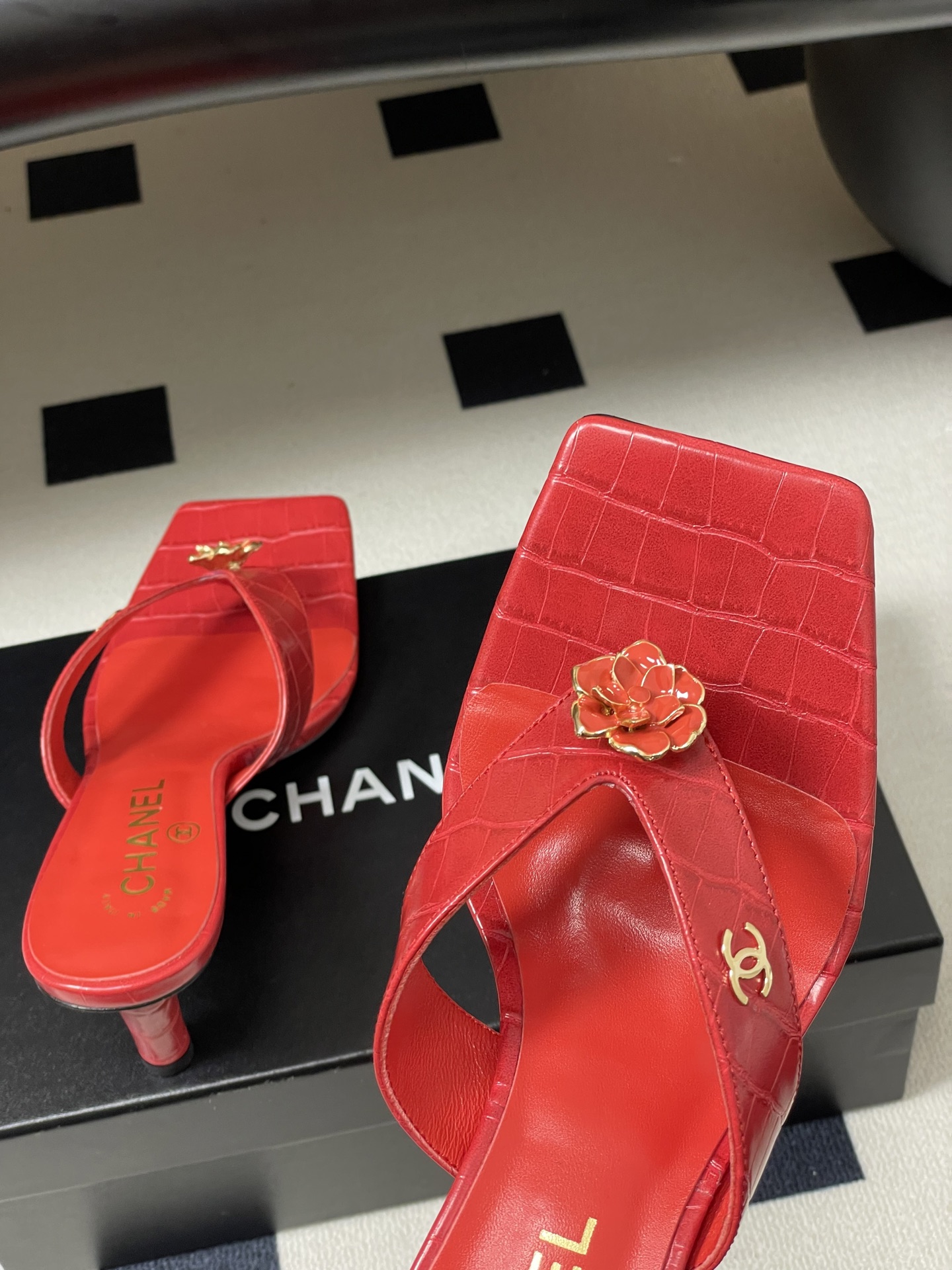26Ss春夏新款Chanel 小香26最新走秀款 经典双C扣/山茶花人字拖鞋高跟凉拖鞋方头夹脚人字拖鞋细
