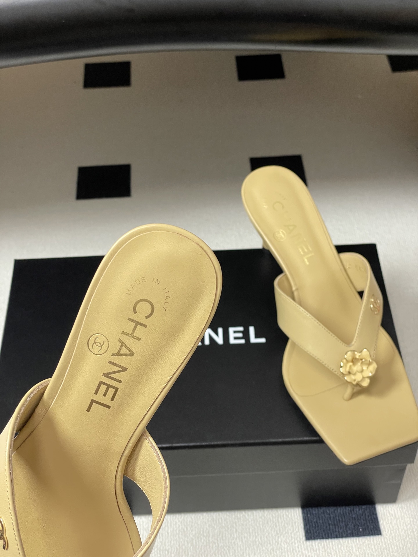 26Ss春夏新款Chanel 小香26最新走秀款 经典双C扣/山茶花人字拖鞋高跟凉拖鞋方头夹脚人字拖鞋细
