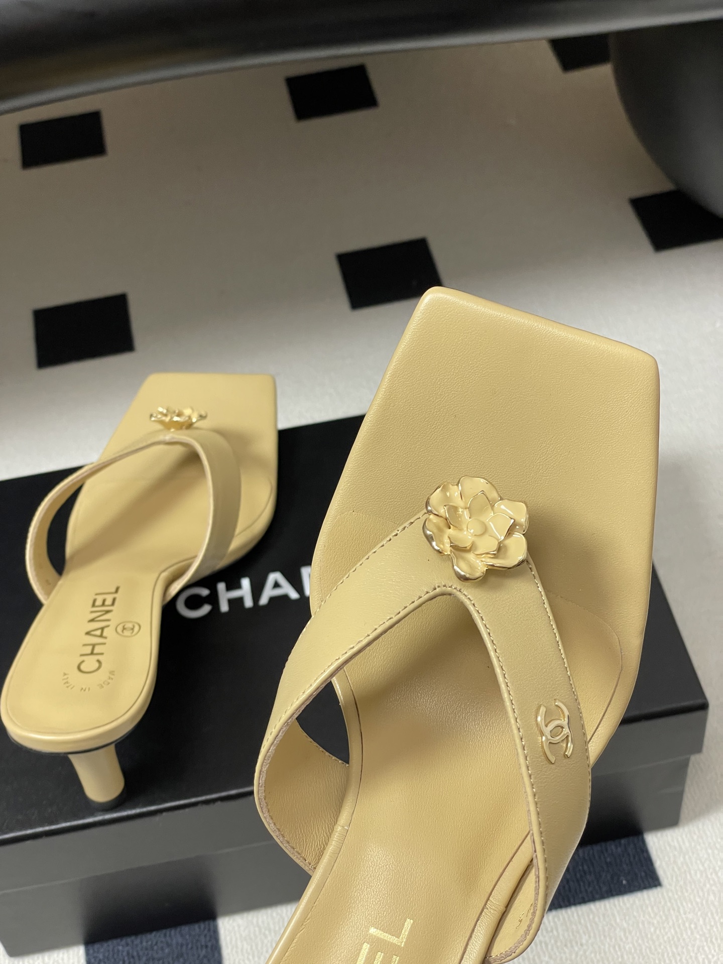 26Ss春夏新款Chanel 小香26最新走秀款 经典双C扣/山茶花人字拖鞋高跟凉拖鞋方头夹脚人字拖鞋细